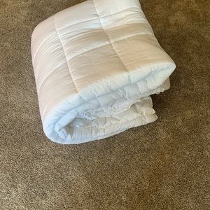 Queen comforter Envirosleep polyester fill 90x92